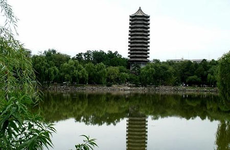 Peking University is located at the site of the royal gardens from the Qing Dynasty. It features traditional Chinese landscaping, such as houses, gardens and pagodas. Its Weiming lake adds to the beautiful scenery, and there are university museums that have notable items, like burial objects from thousands of years ago. [Globaltimes.cn] 