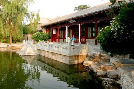 Like Peking University, Tsinghua University is located on the site of the royal gardens from the Qing Dynasty, with a mixture of both traditional Chinese and modern western architecture; this reflects the American influence on the university. [Globaltimes.cn]