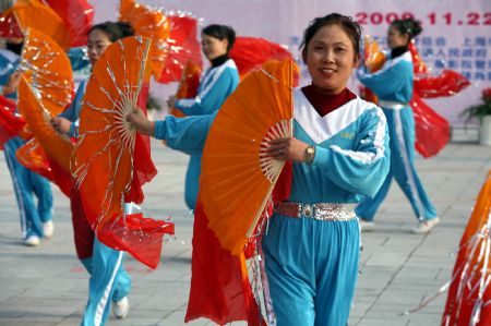 Players perform mulanquan during the 21th Shanghai Mulanquan Competition, in Shanghai, east China, Nov. 22, 2009.(Xinhua/Zhuang Yi)