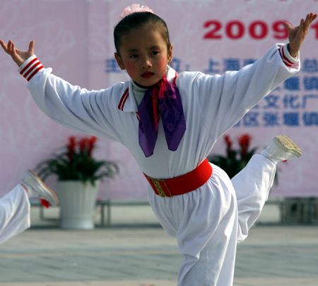 A little girl performs mulanquan during the 21th Shanghai Mulanquan Competition, in Shanghai, east China, Nov. 22, 2009.(Xinhua/Zhuang Yi)