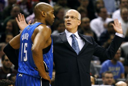 Orlando Magic's Vince Carter speaks with Toronto Raptors head coach Jay Triano (R) during a break in play in the first half of their NBA basketball game in Toronto, November 22, 2009.(Xinhua/Reuters Photo)