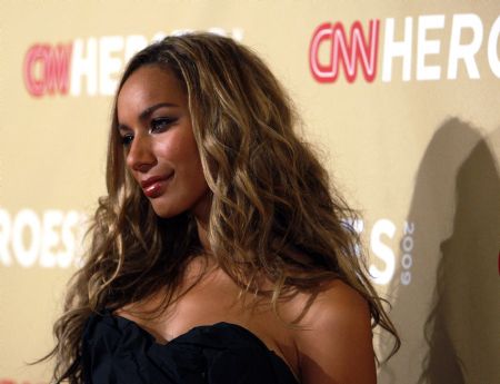 British singer Leona Lewis poses as she arrives for the CNN Heroes: An All-Star Tribute show at the Kodak theatre in Hollywood, California, November 21, 2009.(Xinhua/Reuters Photo)