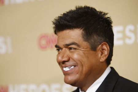 Comedian George Lopez holds a gum rapper in his mouth as he arrives for the CNN Heroes: An All-Star Tribute show at the Kodak theatre in Hollywood, California, November 21, 2009.(Xinhua/Reuters Photo)