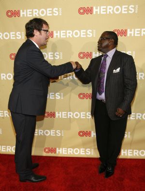 Actor Rainn Wilson (L) and television host Randy Jackson bump fists as they arrive for the CNN Heroes: An All-Star Tribute show at the Kodak theatre in Hollywood, California, November 21, 2009.(Xinhua/Reuters Photo)