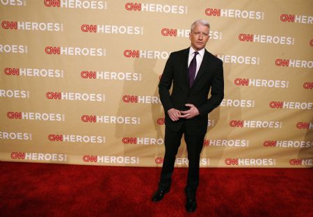 Host and CNN anchor Anderson Cooper poses as he arrives for the CNN Heroes: An All-Star Tribute show at the Kodak theatre in Hollywood, California, November 21, 2009.(Xinhua/Reuters Photo)