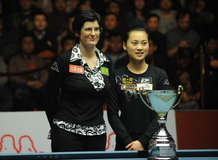 Karen Corr of Britain (L) and Liu Shasha of China pose with the champion trophy before their final at the 2009 Women's 9-Ball World Championship in Shenyang, northeast China's Liaoning Province, Nov. 22, 2009. Liu won 9-5, and claimed the title. (Xinhua/Li Gang)