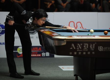 Karen Corr of Britain competes during the final against Liu Shasha of China at the 2009 Women's 9-Ball World Championship in Shenyang, northeast China's Liaoning Province, Nov. 22, 2009. Corr lost 5-9. (Xinhua/Li Gang)