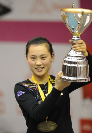 Liu Shasha of China holds up the trophy after defeating Karen Corr of Britain during the final at the 2009 Women's 9-Ball World Championship in Shenyang, northeast China's Liaoning Province, Nov. 22, 2009. Liu won 9-5. (Xinhua/Li Gang)