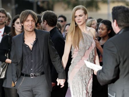 Country music star Keith Urban and his wife actress Nicole Kidman arrive at the 2009 American Music Awards in Los Angeles, California November 22, 2009.(Xinhua/Reuters Photo)