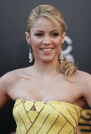 Colombian singer Shakira arrives on the red carpet at the 2009 American Music Awards in Los Angeles, California November 22, 2009.(Xinhua/Reuters Photo)