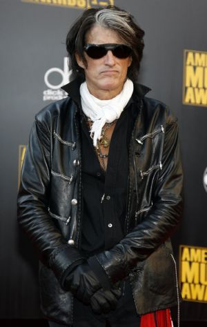 Aerosmith guitarist Joe Perry arrives at the 2009 American Music Awards in Los Angeles, California November 22, 2009.(Xinhua/Reuters Photo)