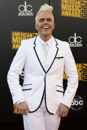 Blogger Perez Hilton arrives at the 2009 American Music Awards in Los Angeles, California November 22, 2009.(Xinhua/Reuters Photo)