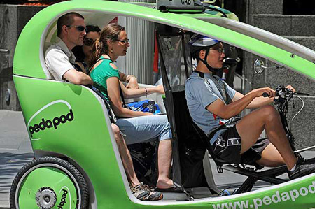 People shelter in an electric car instead of walking under burning sunshine in Sydney, Australia, on Nov. 20, 2009.(Photo Source: CRIENGLISH.COM/AFP Photo)