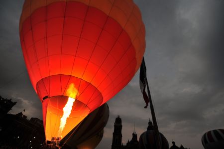 A hot air balloon prepares to lift off from Mexico City's Zocalo plaza, Sunday, Nov. 22, 2009. The one-day exhibition was organised by the local government to promote tourism. The Metropolitan Cathedral is seen in the background.(Xinhua/AFP Photo)