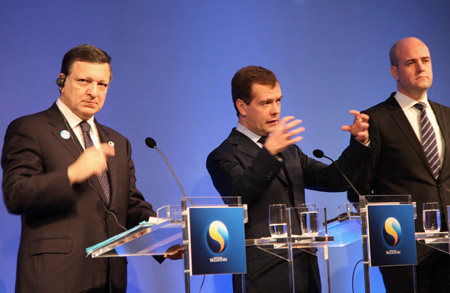 European Commison President Jose Manuel Barroso (L), Russian President Dmitry Medvedev (C) and Swedish Prime Minister Fredrick Reinfeldt attend a news conference after a one-day EU-Russia summit in Stockholm, capital of Sweden, Nov. 18, 2009. [Xinhua]