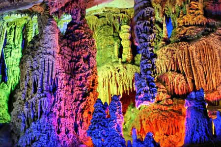  The photo taken on Nov. 21, 2009 shows the beauty of Mochuan Kwan-yin Cavity under the Diaoyu Hill at Xing'an County of Guilin, a city of southwest China's Guangxi Zhuang Autonomous Region. [Photo: Xinhua/Wang Zhongkang] 