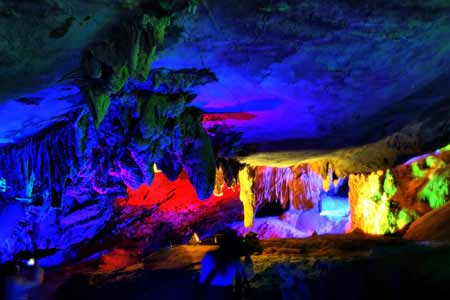 The photo taken on Nov. 21, 2009 shows the beauty of Mochuan Kwan-yin Cavity under the Diaoyu Hill at Xing'an County of Guilin, a city of southwest China's Guangxi Zhuang Autonomous Region. [Photo: Xinhua/Wang Zhongkang] 
