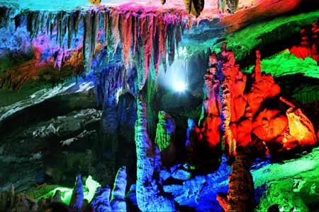 The photo taken on Nov. 21, 2009 shows the beauty of Mochuan Kwan-yin Cavity under the Diaoyu Hill at Xing'an County of Guilin, a city of southwest China's Guangxi Zhuang Autonomous Region. [Photo: Xinhua/Wang Zhongkang] 