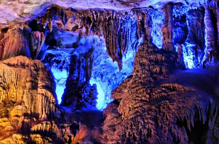 The photo taken on Nov. 21, 2009 shows the beauty of Mochuan Kwan-yin Cavity under the Diaoyu Hill at Xing'an County of Guilin, a city of southwest China's Guangxi Zhuang Autonomous Region. [Photo: Xinhua/Wang Zhongkang] 