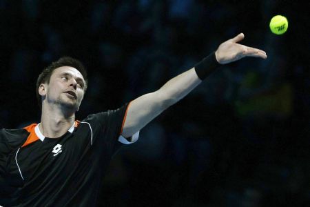 Robin Soderling of Sweden serves to Rafael Nadal of Spain during their ATP World Tour Finals first round tennis match in London November 23, 2009.