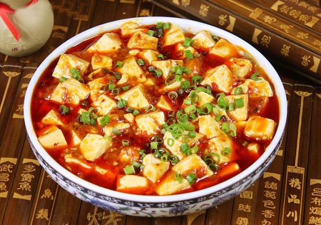 Mapo doufu is a combination of tofu (bean curd) set in a spicy chili- and bean-based sauce. It is often topped with minced meat, usually pork or beef. While it may look spicy, it isn’t too spicy in terms of taste.