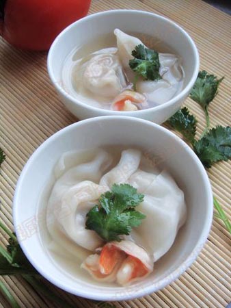 Wonton is made with a thin dough wrapper with fillings such as minced pork, coarsely diced or whole shrimp or oysters, finely minced ginger and onion or carrots, sesame oil and soy sauce in a simple right triangle shape. It is usually boiled and served in soup or sometimes deep-fried. Adding seasonings such as salt, pepper and oil make the wonton soup tastes fresh. 