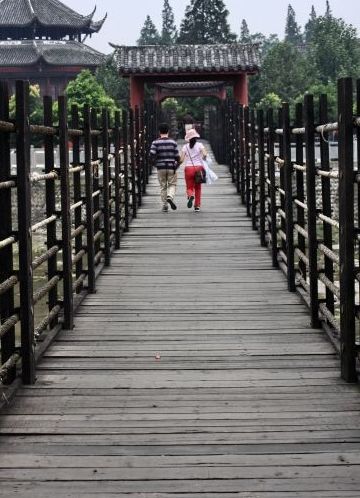 The Dujiangyan Region has a beautiful landscape and many cultural relics and historical sites, including Fulong Temple, Erwang Temple, and the trail bridge. The Dujiangyan irrigation system was built on the Minjiang River at the foot of Yulei Mountain, northwest of Dujiangyan City in Sichuan Province. After joining many tributary rivers in the upper reaches, the Minjiang River runs toward the Chengdu Plains. The ancient Dujiangyan Irrigation System is unique and a scientific marvel. [Globaltimes.cn] 