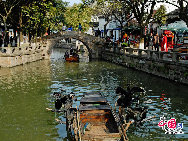 Tongli is an ancient water town in east China's Jiangsu Province. A short drive from Suzhou, Tongli offers a step back in time. Crisscrossed by rivers and canals. Tongli enjoys fame across China for its beautiful rivers, historic bridges and opulent court yard homes. Tongli has 49 stone bridges and many gardens, temples. Because of the landscape, almost all of the buildings are constructed along the waterfront. [Photo by Liu Guoxing]