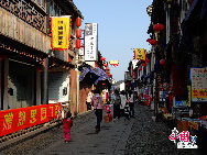 Tongli is an ancient water town in east China's Jiangsu Province. A short drive from Suzhou, Tongli offers a step back in time. Crisscrossed by rivers and canals. Tongli enjoys fame across China for its beautiful rivers, historic bridges and opulent court yard homes. Tongli has 49 stone bridges and many gardens, temples. Because of the landscape, almost all of the buildings are constructed along the waterfront. [Photo by Liu Guoxing]