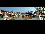 Tongli is an ancient water town in east China's Jiangsu Province. A short drive from Suzhou, Tongli offers a step back in time. Crisscrossed by rivers and canals. Tongli enjoys fame across China for its beautiful rivers, historic bridges and opulent court yard homes. Tongli has 49 stone bridges and many gardens, temples. Because of the landscape, almost all of the buildings are constructed along the waterfront. [Photo by Liu Guoxing]