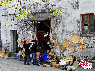 Tongli is an ancient water town in east China's Jiangsu Province. A short drive from Suzhou, Tongli offers a step back in time. Crisscrossed by rivers and canals. Tongli enjoys fame across China for its beautiful rivers, historic bridges and opulent court yard homes. Tongli has 49 stone bridges and many gardens, temples. Because of the landscape, almost all of the buildings are constructed along the waterfront. [Photo by Liu Guoxing]