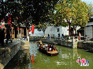 Tongli is an ancient water town in east China's Jiangsu Province. A short drive from Suzhou, Tongli offers a step back in time. Crisscrossed by rivers and canals. Tongli enjoys fame across China for its beautiful rivers, historic bridges and opulent court yard homes. Tongli has 49 stone bridges and many gardens, temples. Because of the landscape, almost all of the buildings are constructed along the waterfront. [Photo by Liu Guoxing]