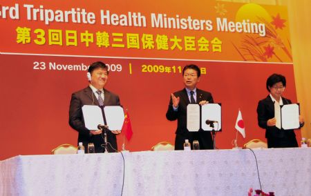 (From L to R) Chen Zhu, Chinese health minister, Akira Nagatsuma, Japanese minister of health, labor and welfare, and Jeon Jae Hee, South Korean minister of health, welfare and family affairs, take part in their third regular meeting held in Tokyo, capital of Japan, Nov. 23, 2009. Health ministers from Japan, China and South Korea agreed Monday to share information on food safety and coordinate measures against the outbreak of the A/H1N1 influenza virus. (Xinhua/Zhao Xinli) 
