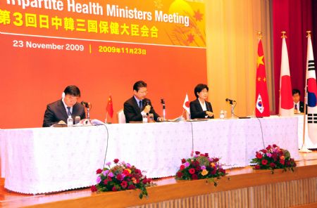 (From L to R) Chen Zhu, Chinese health minister, Akira Nagatsuma, Japanese minister of health, labor and welfare, and Jeon Jae Hee, South Korean minister of health, welfare and family affairs, meet the media after their third regular meeting held in Tokyo, capital of Japan, Nov. 23, 2009. Health ministers from Japan, China and South Korea agreed Monday to share information on food safety and coordinate measures against the outbreak of the A/H1N1 influenza virus. (Xinhua/Zhao Xinli) 