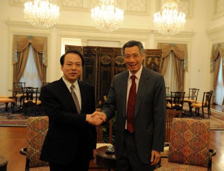 Singapore's Prime Minister Lee Hsien Loong (R) meets with He Ping, editor-in-chief of China's Xinhua News Agency, in Singapore Nov. 23, 2009. (Xinhua/Zhang Yongxing) 