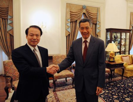  Singapore's Prime Minister Lee Hsien Loong (R) meets with He Ping, editor-in-chief of China's Xinhua News Agency, in Singapore Nov. 23, 2009. (Xinhua/Zhang Yongxing)