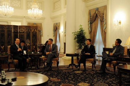  Singapore's Prime Minister Lee Hsien Loong (3rd R) meets with He Ping (1st L), editor-in-chief of China's Xinhua News Agency, in Singapore Nov. 23, 2009. (Xinhua/Zhang Yongxing)