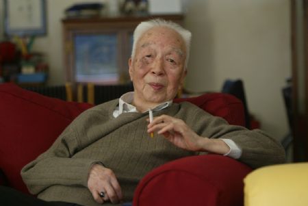 The photo taken on October, 2006 shows Yang Xianyi in his home. (Xinhua/Tang Shizeng)