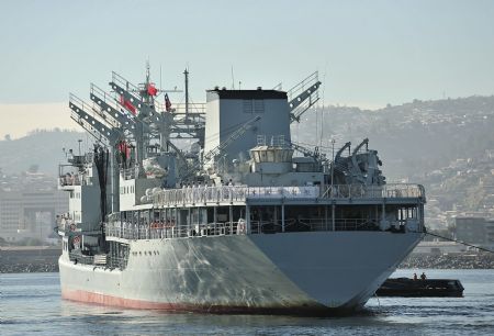 Chinese navy supply ship Hongzehu arrives at the harbor in Valparaiso, Chile, Nov. 23, 2009.(Xinhua/Jorge Villegas)