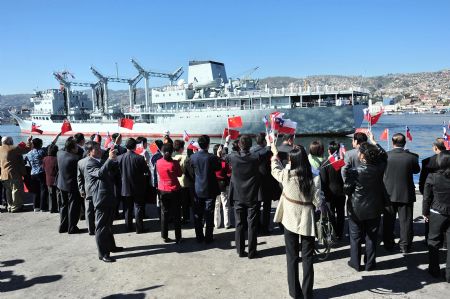 People welcome Chinese fleet at the harbor in Valparaiso, Chile, Nov. 23, 2009.(Xinhua/Jorge Villegas)