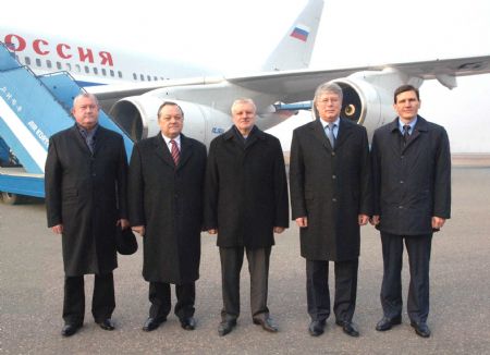 Sergei Mironov (C), chairman of the Federation Council (upper house) of the Federal Assembly of the Russian Federation, arrives at Pyongyang, capital of the Democratic People's Republic of Korea (DPRK), Nov. 24, 2009. [Xinhua/Korean Central News Agency]