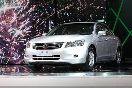 The 1 millionth Honda Accord sedan produced by Guangqi Honda Automobile Co is unveiled at the 7th China (Guangzhou) International Automobile Exhibition yesterday, the auto show's preview day for members of the media. The Honda Accord has become the first middleto- high class sedan to chalk up 1 million units in accumulative production and sales in China.