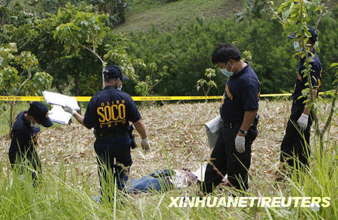 11月24日，警察在菲律宾南部棉兰老地区的马京达瑙省一处郊外检查被杀害的人质尸体。菲律宾南部马京达瑙省23日发生40名当地政界人士和记者遭劫持事件，已有36名人质遇害。菲律宾总统阿罗约24日宣布，从当天起，菲南部棉兰老地区的马京达瑙省、苏丹库达拉省和哥打巴托市进入紧急状态。