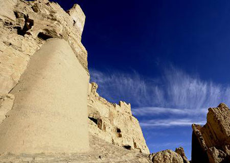 Picture taken on Oct. 25, 2009, shows the ruins of the Guge Kingdom in Tsada County, Ngari Prefecture, west Tibet. (Xinhua Photo) 