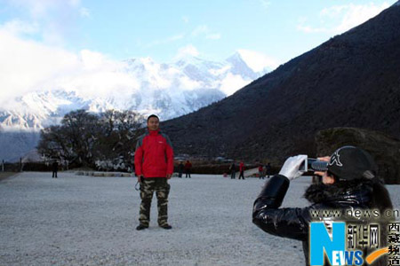  Tourists take pictures at the scenic spot of the Yarlung Zangbo Grand Canyon, Nyingchi Prefecture, southeastern Tibet, on November 21, 2009. (Xinhua Photo)