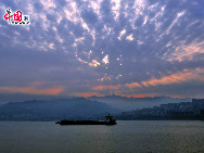 Located on the edge of the Yungui Plateau, Chongqing is intersected by the Jialing River and the upper reaches of the Yangtze.Widely acknowledged as the largest industrial and economic center in southwestern China, Chongqing City is a popular destination for travelers with its hilly slopes, rivers, night views and spicy food. Chongqing at night presents a wonderful scene. You can enjoy night scene in different places.[Photo by Jia Yunlong] 