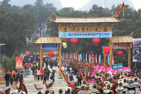 At the Lusheng and Horse Fight Festival in Rongshui Miao Autonomous county, southwest China's Guangxi Zhuang Autonomous Region, performers play the lusheng musical pipe. A dozen lusheng dancing troupes of the Miao ethnic group from the villages of mountainous Rongshui perform the lusheng dance. Visitors can also watch horses fight at the festival. [Globaltimes.cn]