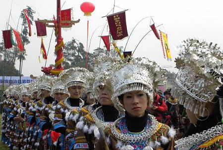 At the Lusheng and Horse Fight Festival in Rongshui Miao Autonomous county, southwest China's Guangxi Zhuang Autonomous Region, performers play the lusheng musical pipe. A dozen lusheng dancing troupes of the Miao ethnic group from the villages of mountainous Rongshui perform the lusheng dance. Visitors can also watch horses fight at the festival. [Globaltimes.cn]