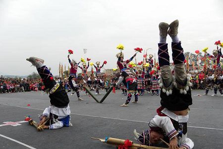 At the Lusheng and Horse Fight Festival in Rongshui Miao Autonomous county, southwest China's Guangxi Zhuang Autonomous Region, performers play the lusheng musical pipe. A dozen lusheng dancing troupes of the Miao ethnic group from the villages of mountainous Rongshui perform the lusheng dance. Visitors can also watch horses fight at the festival. [Globaltimes.cn]
