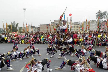 At the Lusheng and Horse Fight Festival in Rongshui Miao Autonomous county, southwest China's Guangxi Zhuang Autonomous Region, performers play the lusheng musical pipe. A dozen lusheng dancing troupes of the Miao ethnic group from the villages of mountainous Rongshui perform the lusheng dance. Visitors can also watch horses fight at the festival. [Globaltimes.cn] 